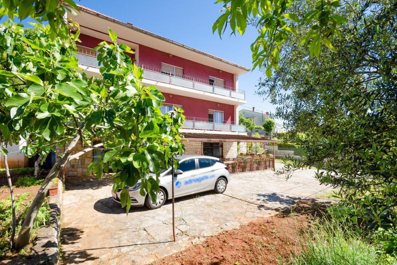 Apartments Mladen Jelica Ичичи Экстерьер фото